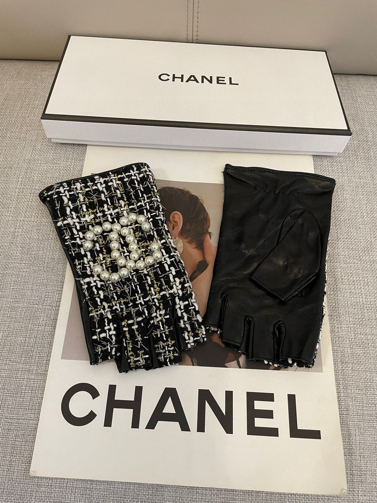 CHANEL FINGERLESS GLOVES IN BLACK MIX WHITE WOOL TWEED 463847